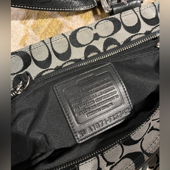 Classic Coach Purse - Picture 5 of 8